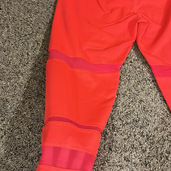 Reebok cropped leggings NWOT with mesh on leg size M - Picture 4 of 4